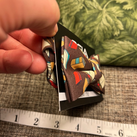 75-PTT NWT OCIA Handmade Toddlers Brown With Books Bow Tie O/S High Quality - Picture 6 of 7